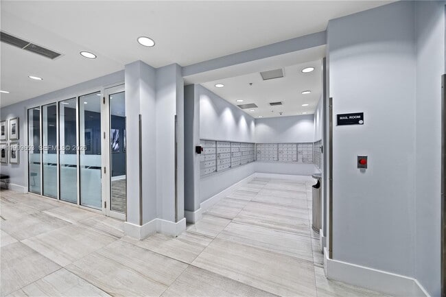 Building Photo - 1861 NW S River Dr