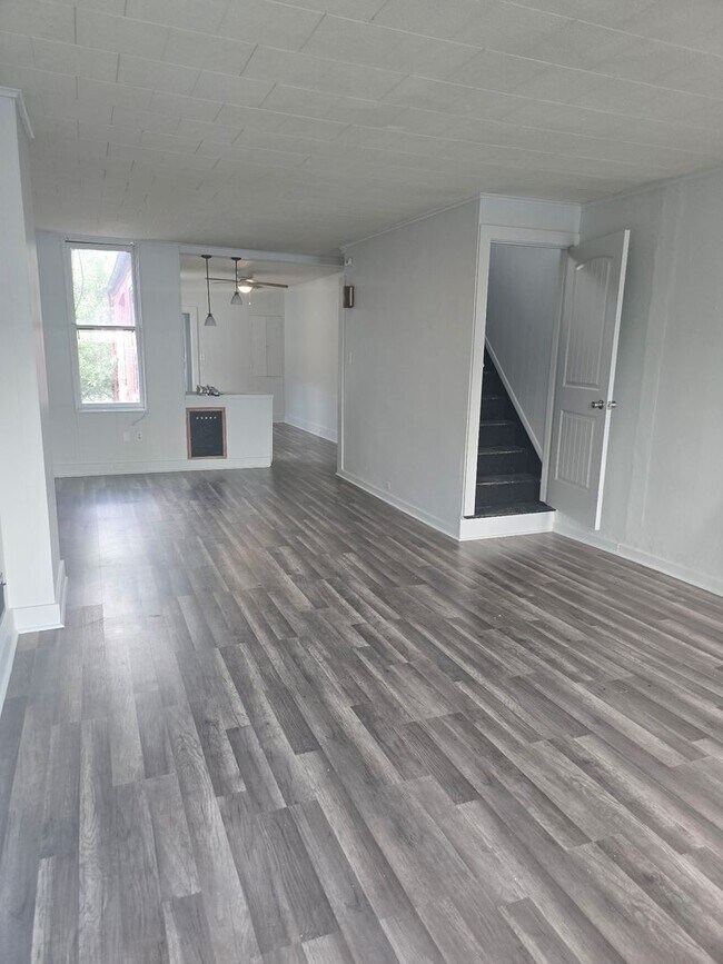 Building Photo - 827 N 10th St