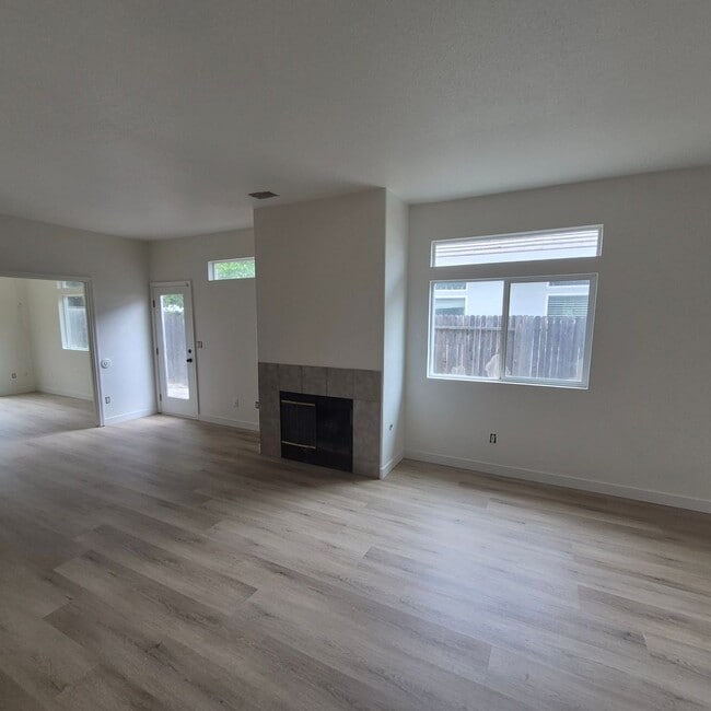 Building Photo - Single story Elk Grove home, 4 bedrooms, 2 baths; nice floor plan