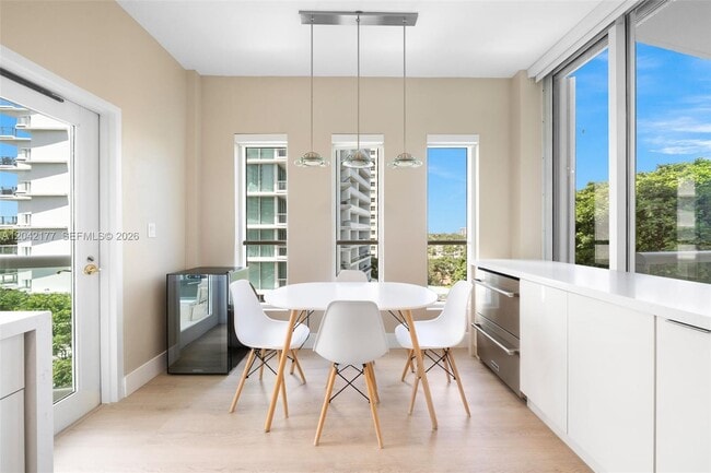 Building Photo - 2645 S Bayshore Dr