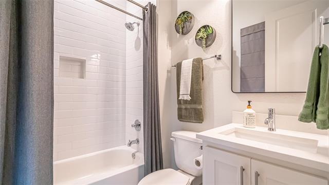 Building Photo - 694 W Main St