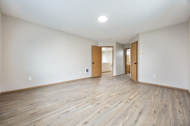 Building Photo - 4Bed/2.5 Bath available in SE Portland