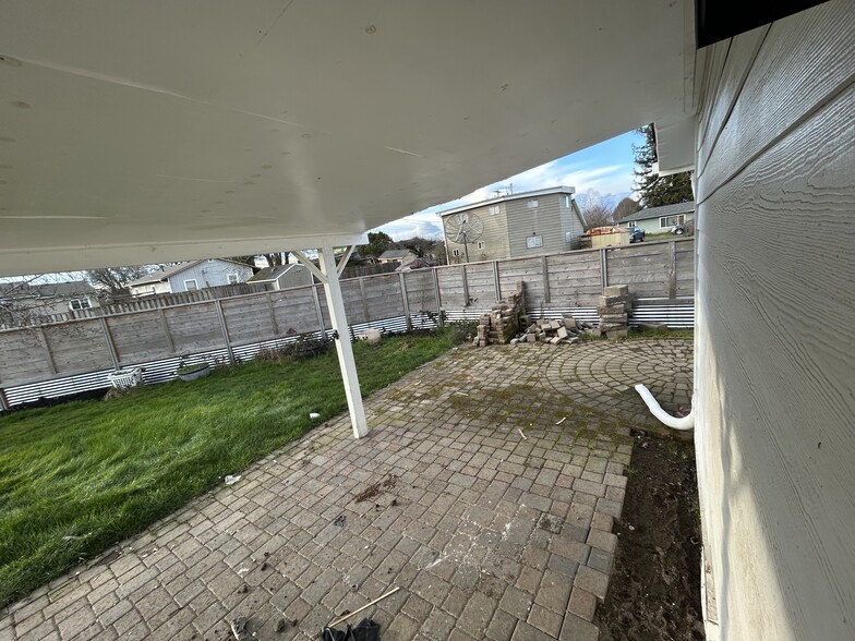 Back yard, paver patio - 520 Walnut St