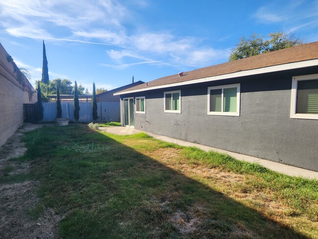 Building Photo - 8956 Salmon Falls Dr