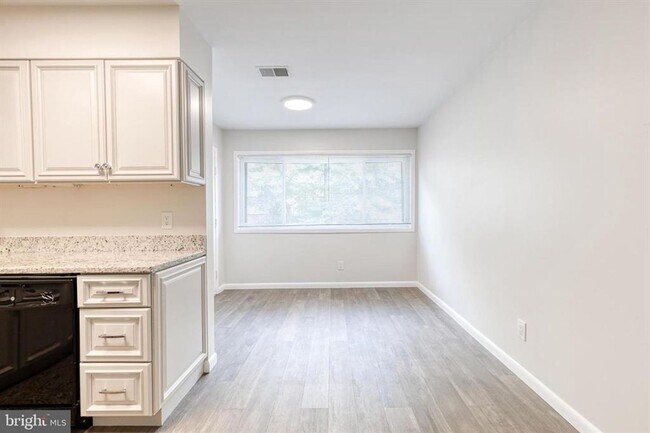 Building Photo - Welcome to contemporary luxury living in this beautifully renovated 2bd 2.5bth penthouse condo