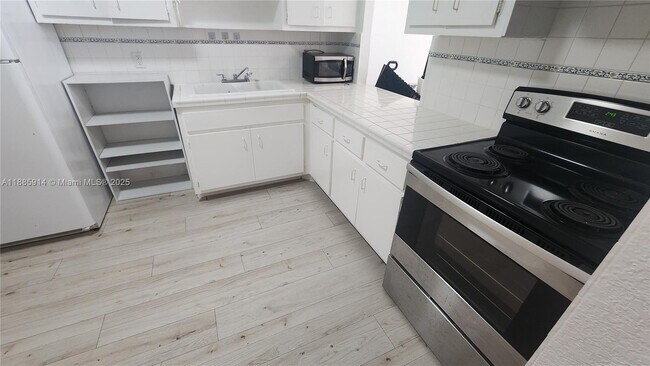 Building Photo - 1301 NE Miami Gardens Dr