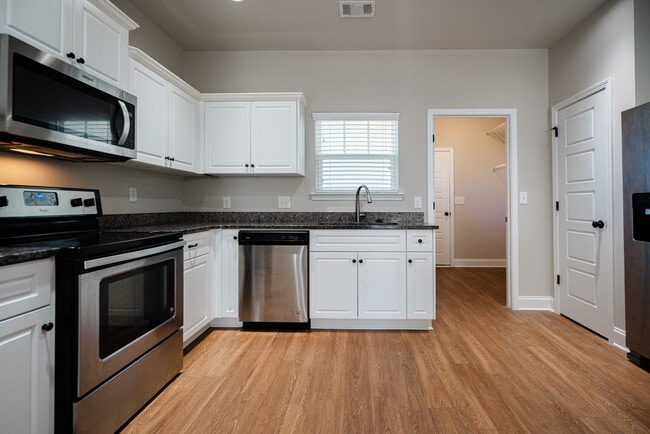 Building Photo - 600 Trellis Square