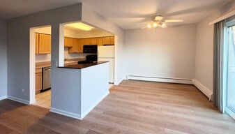 Building Photo - 995 S Ct of Shorewood