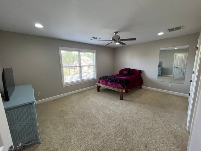 Building Photo - Beautiful 5 Bed 3 Bath Home! Fall 2026!