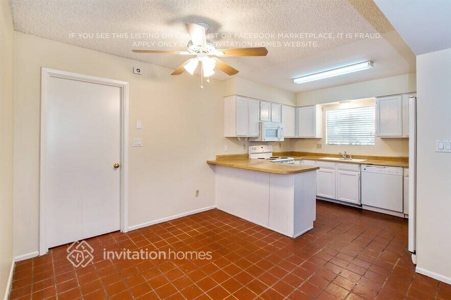 Building Photo - 215 N Kachina
