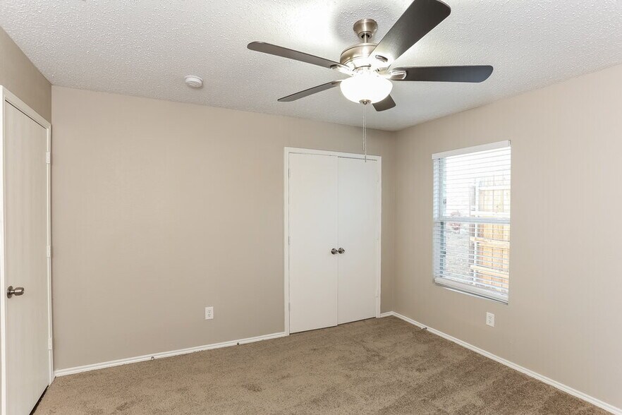 Building Photo - 947 Medina Dr