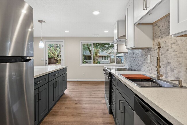 Building Photo - Updated 4BD Lake Oswego Home - Prime Location