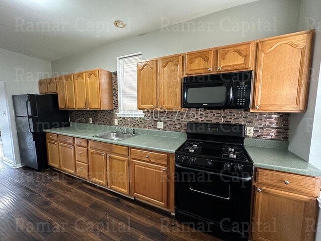 Building Photo - Spacious 3BR Row House with 1.5 bathroom, ...