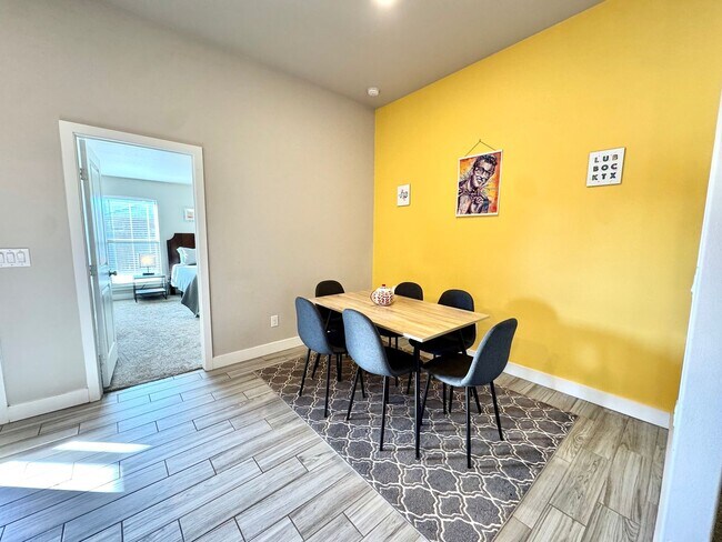 Building Photo - Furnished Rental 3 bed 2 bath Minimum of 30-day stay