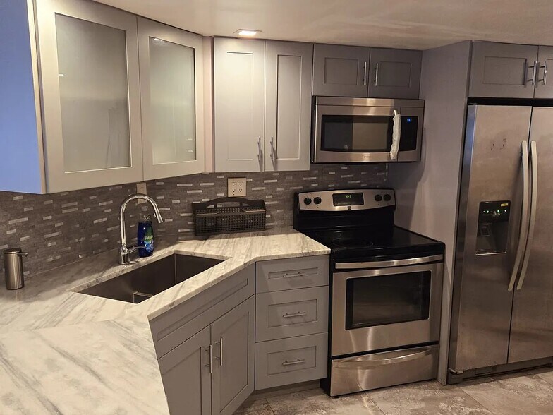 Renovated Eat-In Kitchen - 4020 Galt Ocean Dr