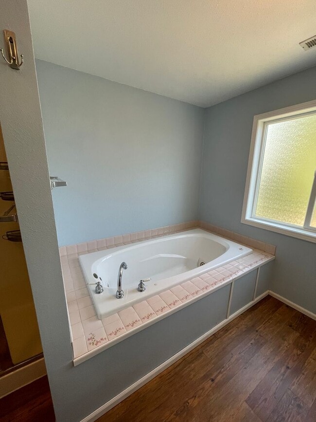 Building Photo - Beautiful 3 bed 2 bath - pets allowed! ***...