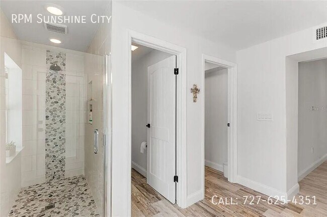 Building Photo - 14024 N Bayshore Dr