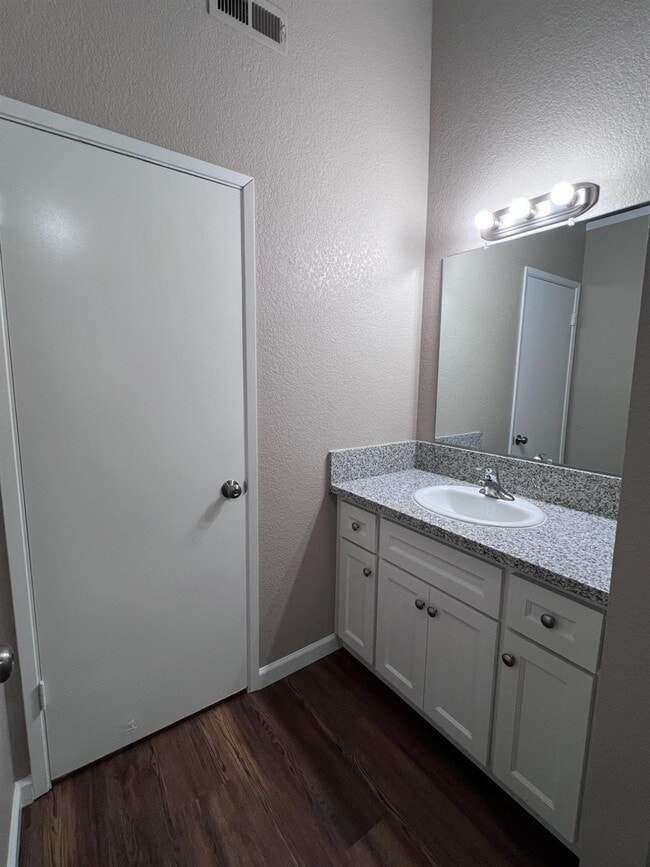 Building Photo - 1262 N Marks Ave