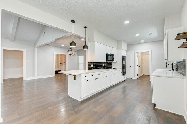 Building Photo - 22222 Greenbrook Dr