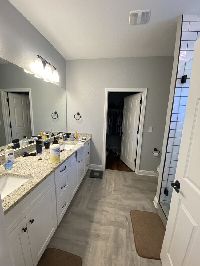 Building Photo - Situated in DeVillier's Square within convenient walking distance to Palafox, this contemporary r...