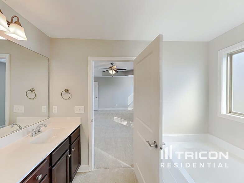 Building Photo - 1056 Lindyn Lee Wy