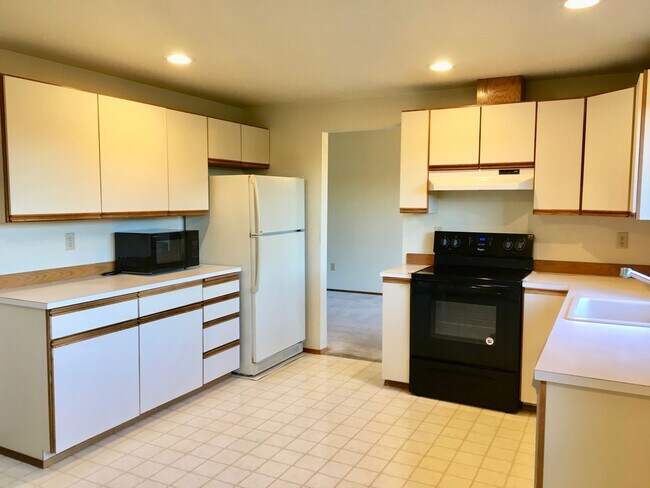 Building Photo - Beautiful 4 Bedroom near Microsoft Availab...