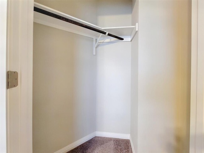Building Photo - 429 Star Thistle St
