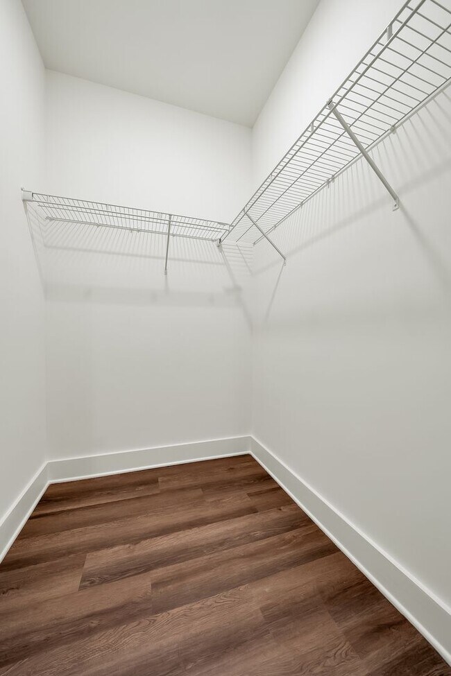 Building Photo - One Bedroom Cottage with Fenced Backyard!