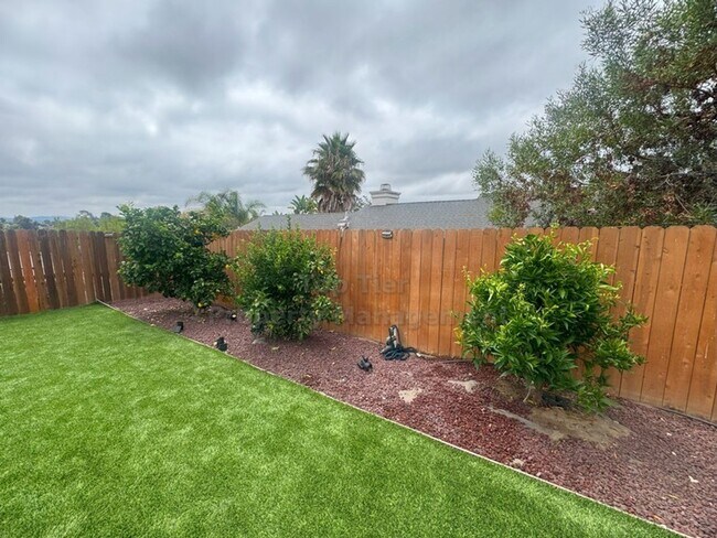 Building Photo - Beautiful Vista Home 3 bed / 3 bath / 1957...