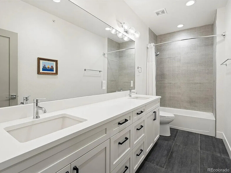 Building Photo - 5469 S Curtice St