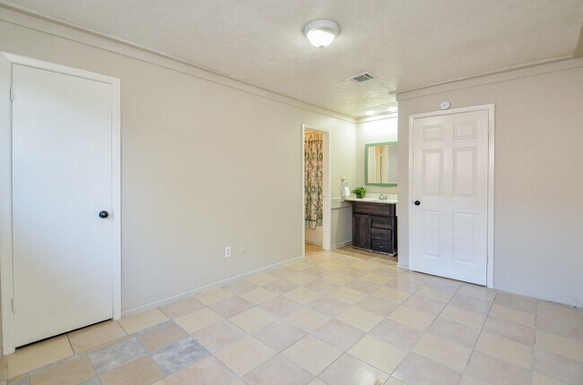 Building Photo - 522 Whippoorwill Dr