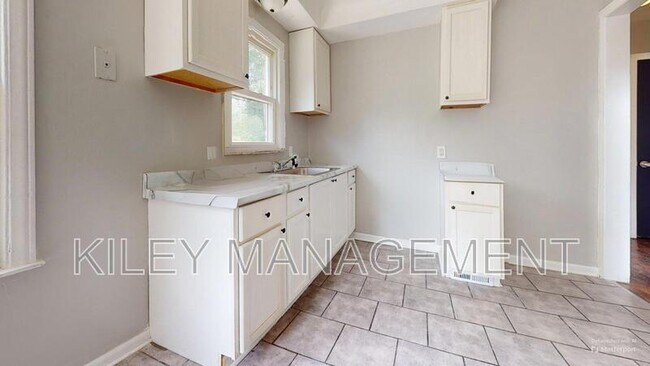 Building Photo - 16501 Fairmount Dr