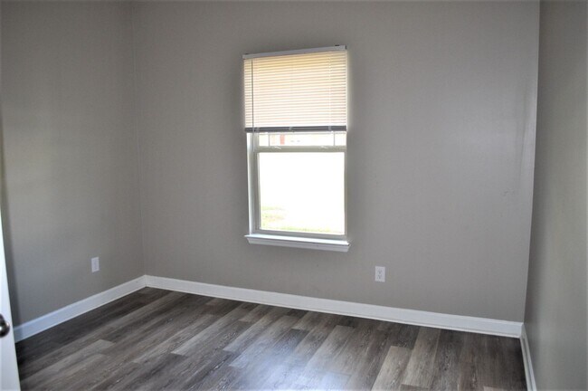 Building Photo - 216 Fern Bank Dr