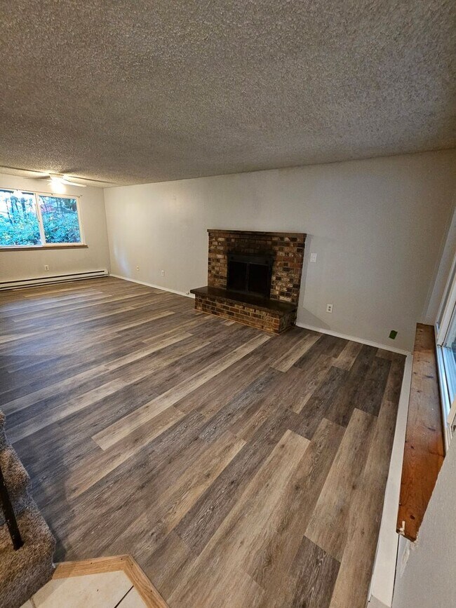 Building Photo - Port Orchard townhouse close to everything