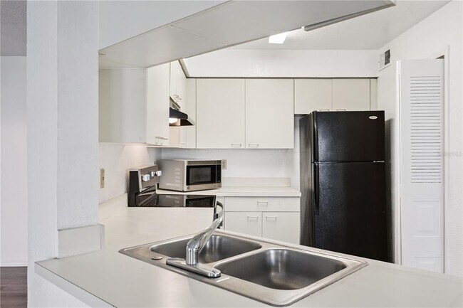 Building Photo - 2550 N Alafaya Trail