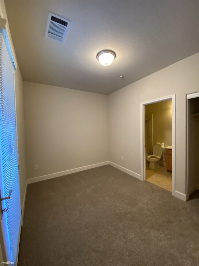 Building Photo - 2 br, 2.5 bath Townhome - 1714 Hillebrant ...
