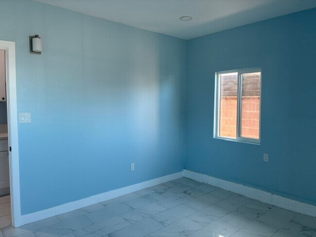 Building Photo - 5 Bedroom 4 Bath House in Garden Grove