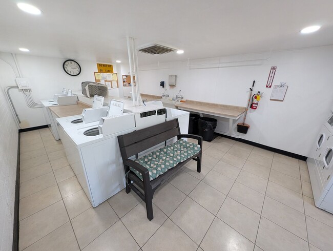 Building Photo - 2 Bedroom Condo Unit in the Polynesian Par...