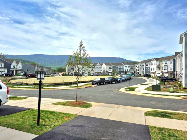 Building Photo - Mountain Views!
