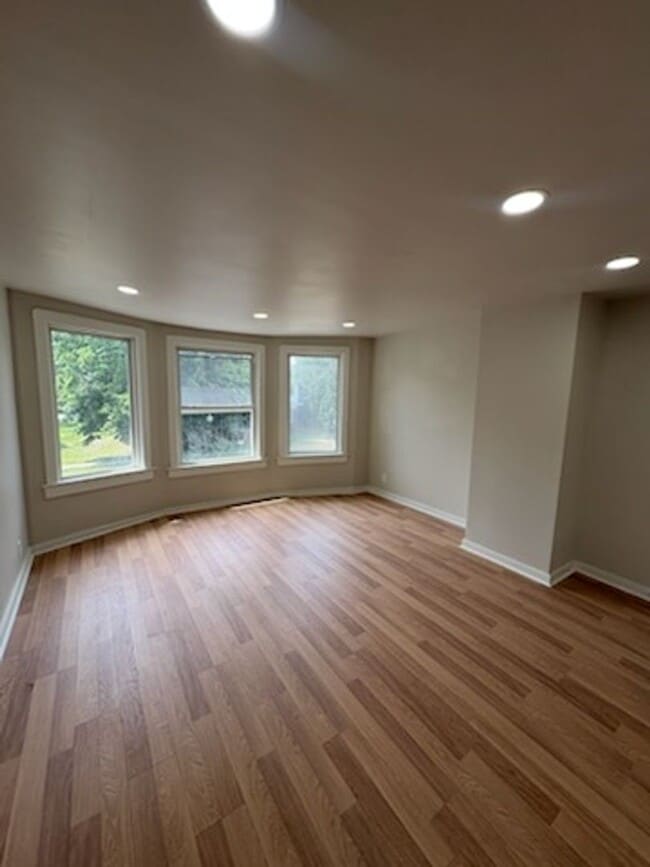 Building Photo - 1611 W Barker Ave