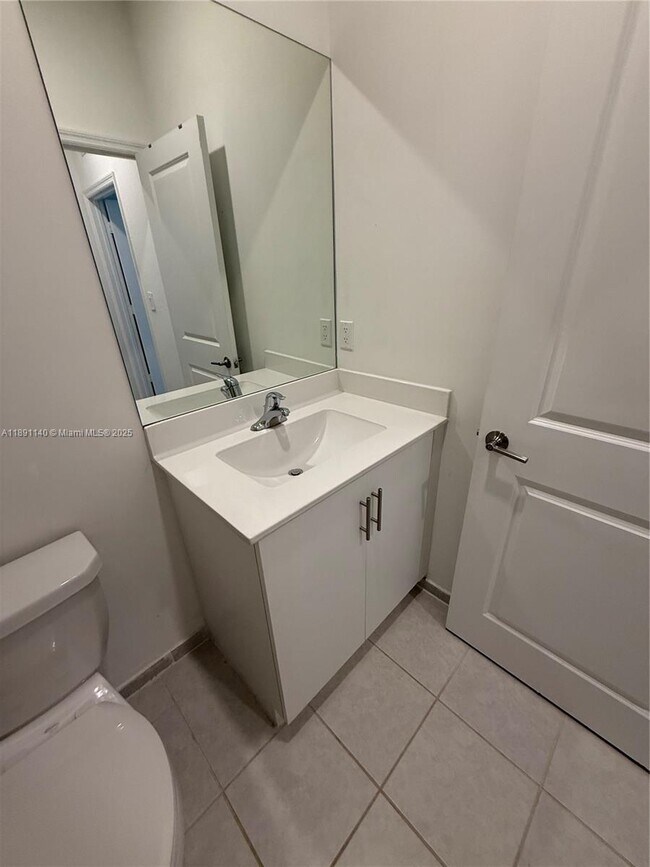 Building Photo - 1021 SE 27th Terrace