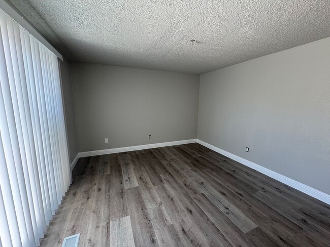 Building Photo - 3 bedroom, 2 bath, two car garage in Stead- pets welcome!