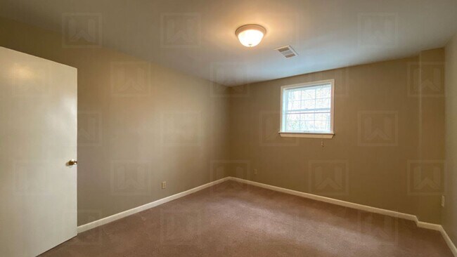 Building Photo - Excellent 4 Bedroom House in Bluff Park Co...