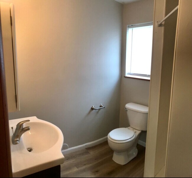 Building Photo - Beautiful 4 Bedroom 2 Bathroom Home