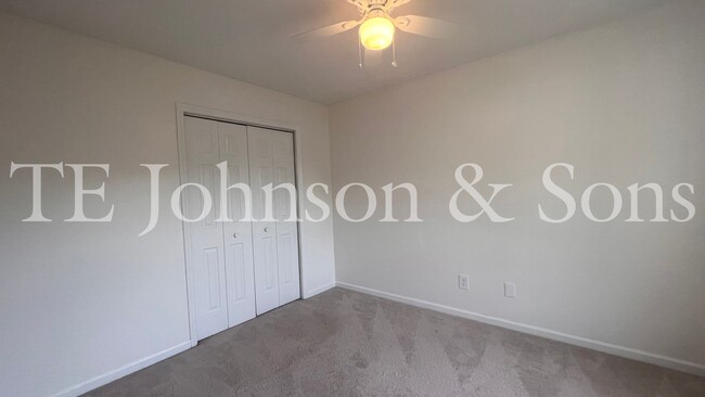 Building Photo - Deerfield Townhome Community 3 bed 3 baths