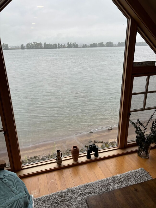 Building Photo - Fully Furnished 1 bed on the Columbia River