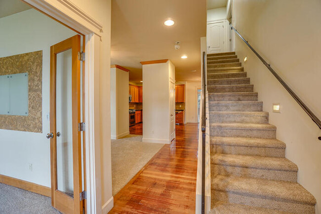 Building Photo - BEAUTIFUL FOUR BEDROOM HOME IN VANCOUVER