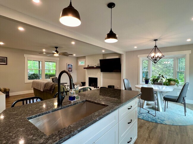 Building Photo - Beautifully Updated Home!  Fenced Yard!