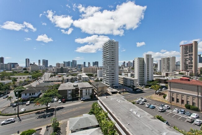 Building Photo - AVAILABLE NOW !!!!  Conveniently Located O...