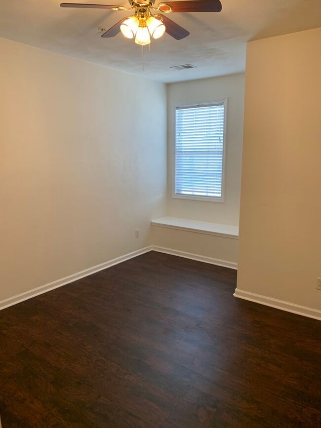 Building Photo - 3 Bedroom 2 Bathroom Condo